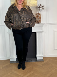 Cette veste bomber marron, ornée d'un motif léopard élégant, allie style et confort. Ses manches longues et sa base élastique resserrée assurent une tenue ajustée et agréable à porter.