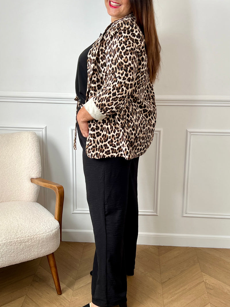 Pantalon palazzo ample noir grande taille, élégant et confortable. Doté de poches latérales à l’avant et d’un dos élastiqué pour un parfait ajustement. Ceinture amovible à motifs léopard pour une touche tendance et féminine