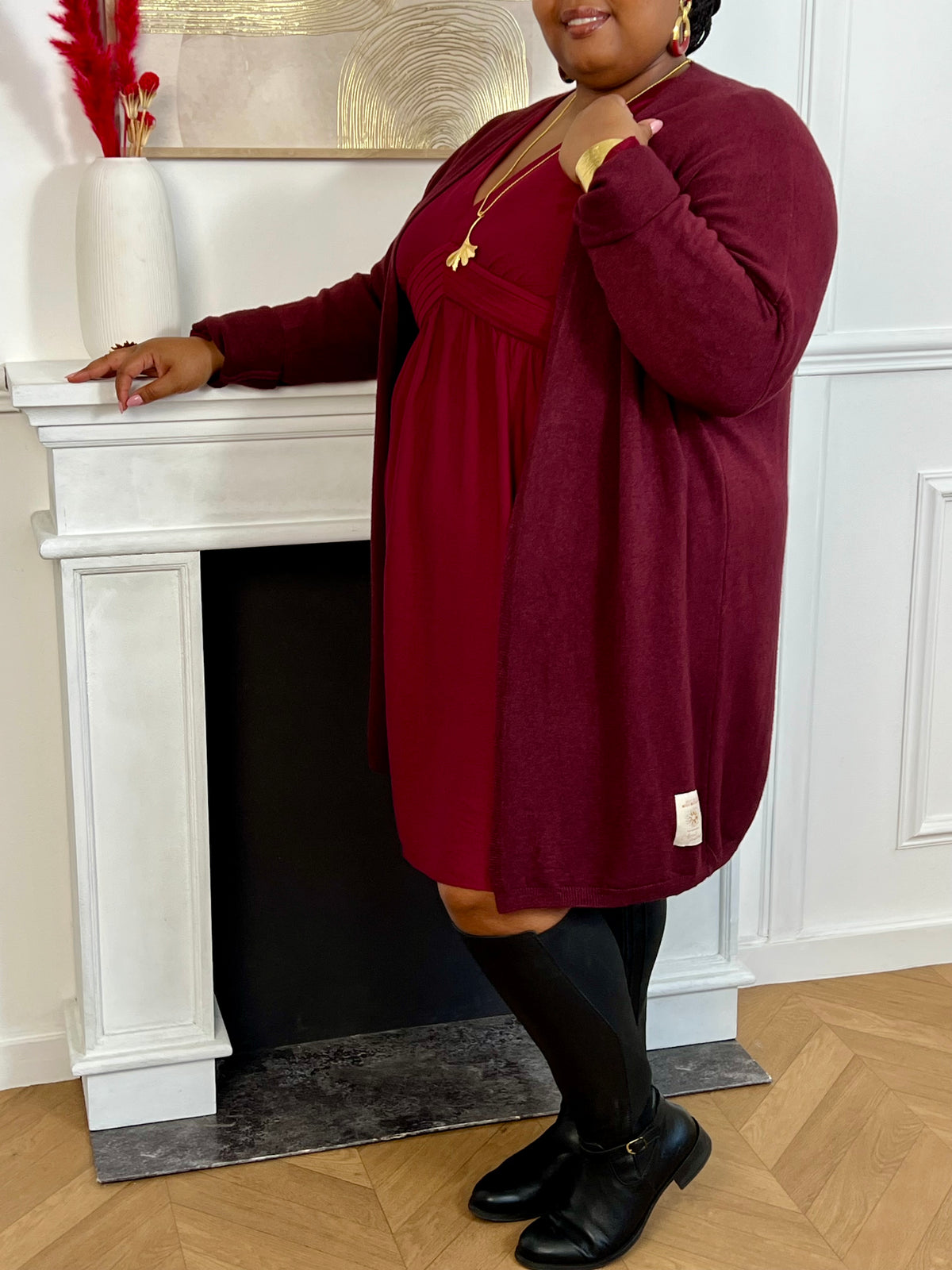 Donnez à votre garde-robe une touche élégante et sophistiquée avec le gilet long bordeaux Louison. Fabriqué avec un tissu de qualité, ce gilet ajoutera une touche de confort et de style à toutes vos tenues. Restez au chaud et tendance avec ce gilet polyvalent qui vous aidera à créer des looks uniques pour toutes les occasions.
