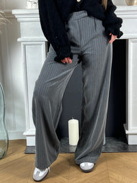 Vous allez adorer le confort et l'élégance de notre Pantalon gris Lisa. Avec son design droit et ses rayures blanches, il est parfait pour toutes les occasions. 