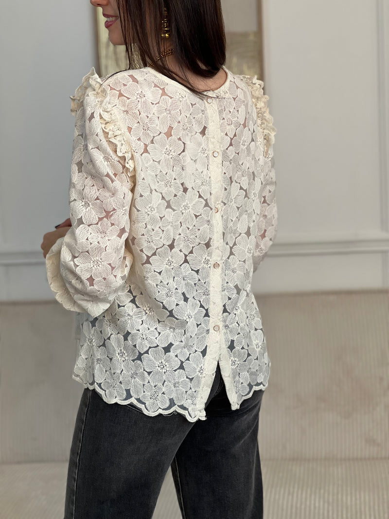 Délicate et féminine, cette blouse en broderie beige séduit par ses jolis détails et ses boutons élégants dans le dos. Une pièce tout en douceur, idéale pour un look chic et intemporel.