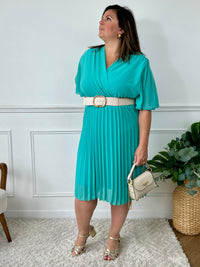 La robe courte plissée couleur turquoise incarne une élégance moderne. La couleur bleu offre une nuance sexy et chic, tandis que la texture plissée ajoute une touche de mouvement et de style. Cette pièce est idéale pour les occasions décontractées ou plus habillées.