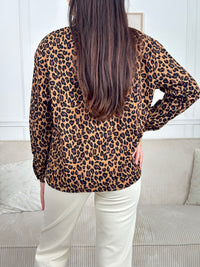 Découvrez la chemise Alda, une pièce incontournable qui allie style et confort. Avec son motif léopard captivant et son effet velours doux, elle apporte une touche d'élégance à votre garde-robe.&nbsp;