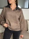 Alliez confort et élégance avec ce pull manches longues taupe, doté d’un col chemise effet jean gris. Son léger col V et sa coupe féminine en font un choix parfait pour le quotidien. Un basique chic à avoir dans sa garde-robe !