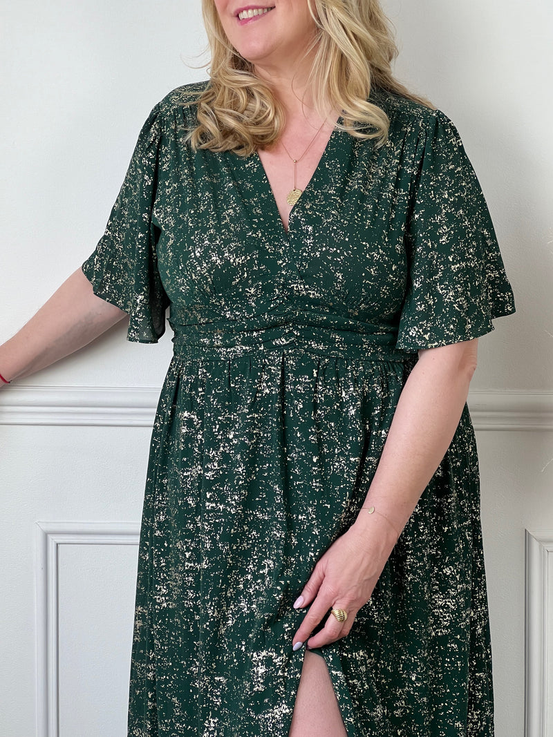 Découvrez la robe longue verte Curve : Lilwen. Cette robe élégante et intemporelle est ornée de détails dorés pour une touche de glamour. Cette robe vous fera briller.&nbsp;