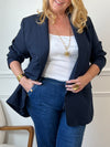 Valorisez votre silhouette avec le blazer en bleu, spécialement conçu pour les grandes tailles. Ses manches longues assurent une coupe flatteuse, tandis que les épaules apportent structure et élégance.