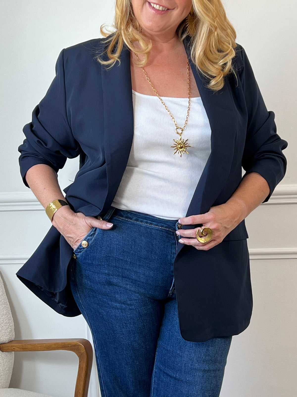 Valorisez votre silhouette avec le blazer en bleu, spécialement conçu pour les grandes tailles. Ses manches longues assurent une coupe flatteuse, tandis que les épaules apportent structure et élégance.