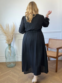 Découvrez la robe longue noire Curve. Les manches longues et le cache cœur avec bouton ajoutent une touche élégante. Avec une taille et des poignets élastiqués, ainsi qu'une ceinture amovible, cette robe offre confort et style. En noir, elle s'adaptera à toutes les occasions.