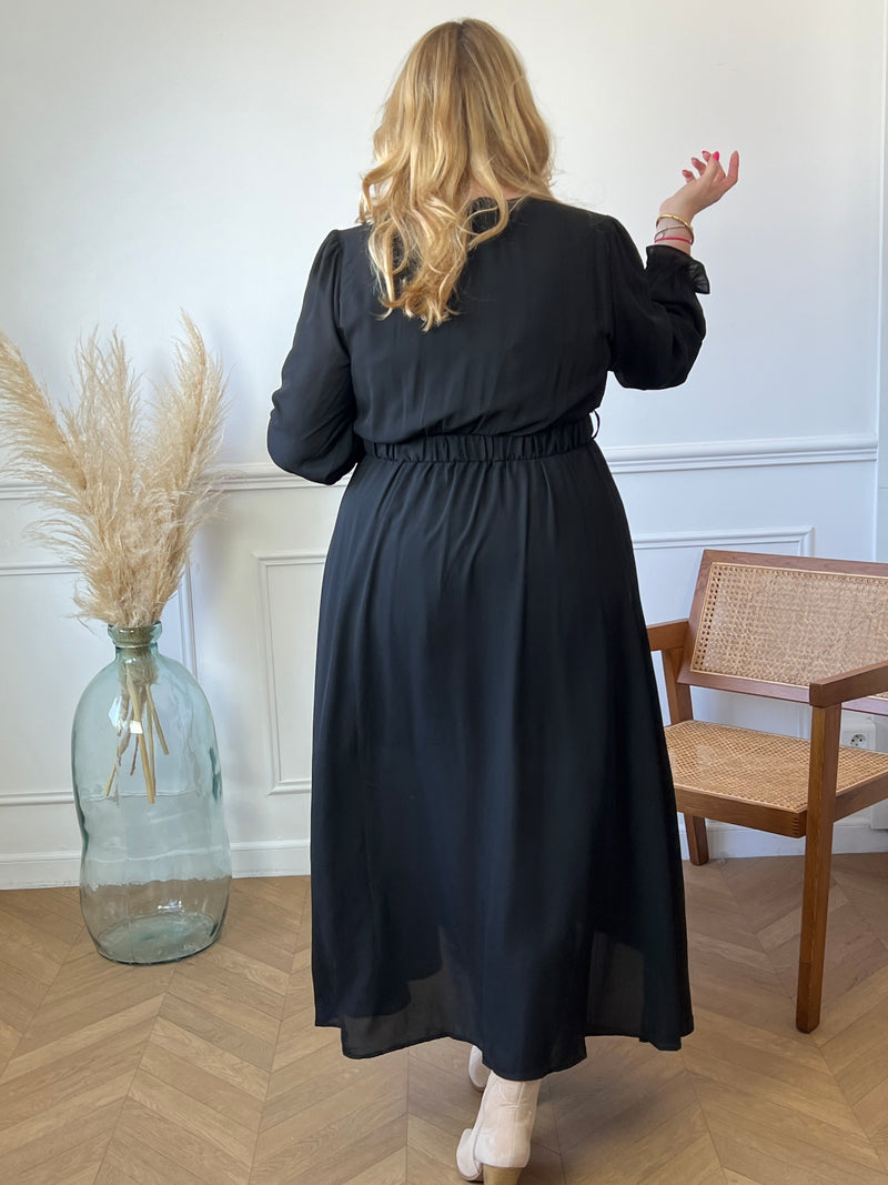 Découvrez la robe longue noire Curve. Les manches longues et le cache cœur avec bouton ajoutent une touche élégante. Avec une taille et des poignets élastiqués, ainsi qu'une ceinture amovible, cette robe offre confort et style. En noir, elle s'adaptera à toutes les occasions.