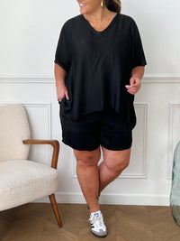 Découvrez le confort et l'élégance dans notre Tee-shirt noir effet satiné grande taille femme Louve ! Avec son col en V et ses manches courtes, ce tee-shirt vous offrira un look sophistiqué.&nbsp; Il allie douceur et qualité pour vous accompagner tout au long de la journée.