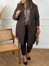 Ce trench marron grande taille Cyla allie élégance et confort. Ses manches longues et son col revers apportent une allure classique tandis que les boutons sur toute la longueur facilitent l’ajustement.