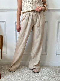 Adoptez le pantalon beige Jolina en gaze de coton. Sa coupe large et sa taille élastique offrent un confort optimal.