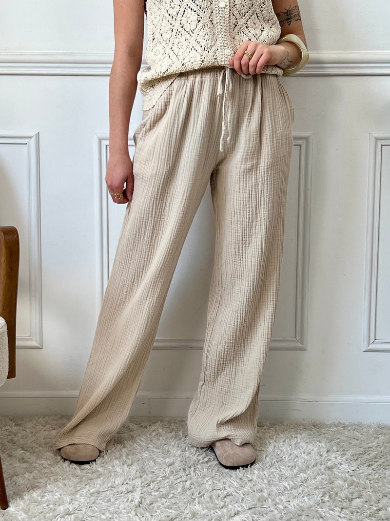 Adoptez le pantalon beige Jolina en gaze de coton. Sa coupe large et sa taille élastique offrent un confort optimal.