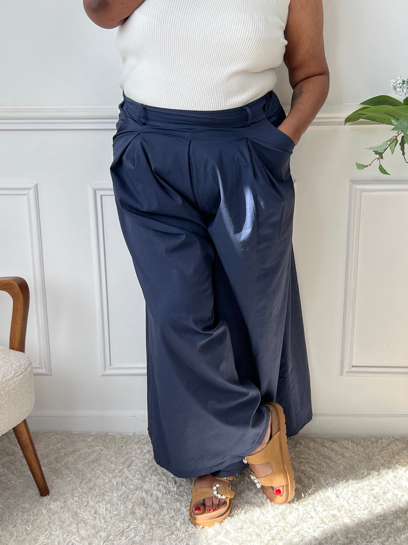 Chic et ultra confortable, ce pantalon très ample bleu marine allie élégance fluide et aisance au quotidien. Son dos élastiqué s’ajuste en douceur à la taille pour un porté parfait, sans compromis sur le style.