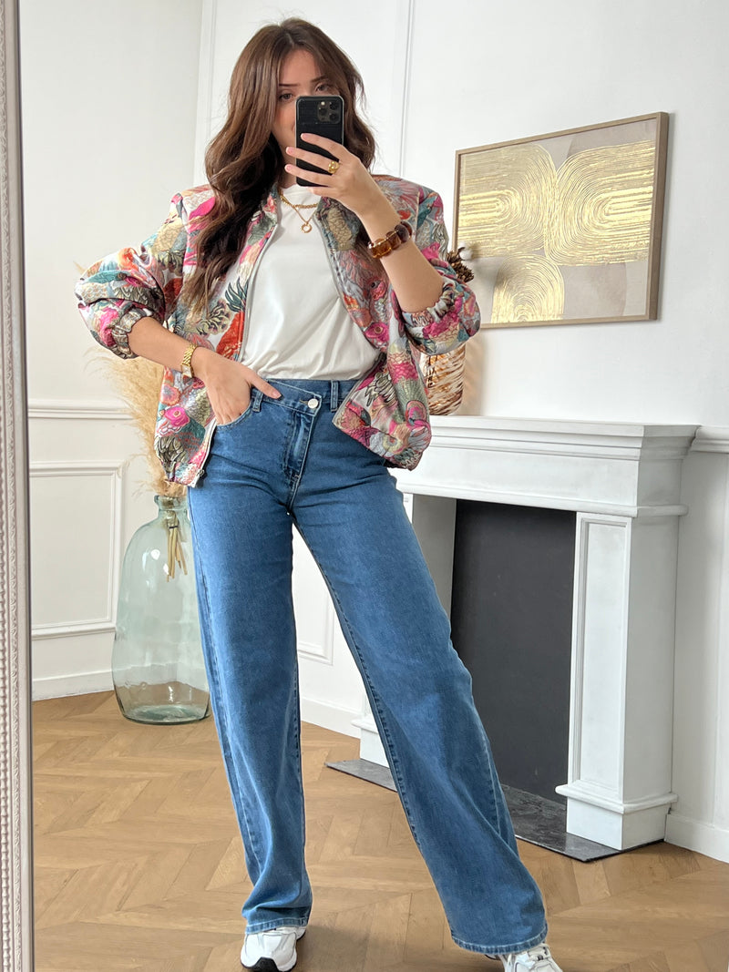 Le jean Alyna, spécialement conçu pour les femmes tall, combine une coupe barrel extra longue avec un bouton asymétrique sur le côté. Pratique et élégant, il propose quatre poches et des passants pour une ceinture.