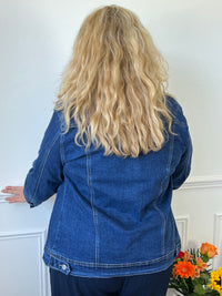 La veste Nolwen est la pièce incontournable pour votre garde-robe ! Sa coupe en jean et sa couleur bleue apportent une touche décontractée et tendance. Avec ses manches longues et ses boutons sur la longueur et aux poignets, elle vous offre un confort optimal.