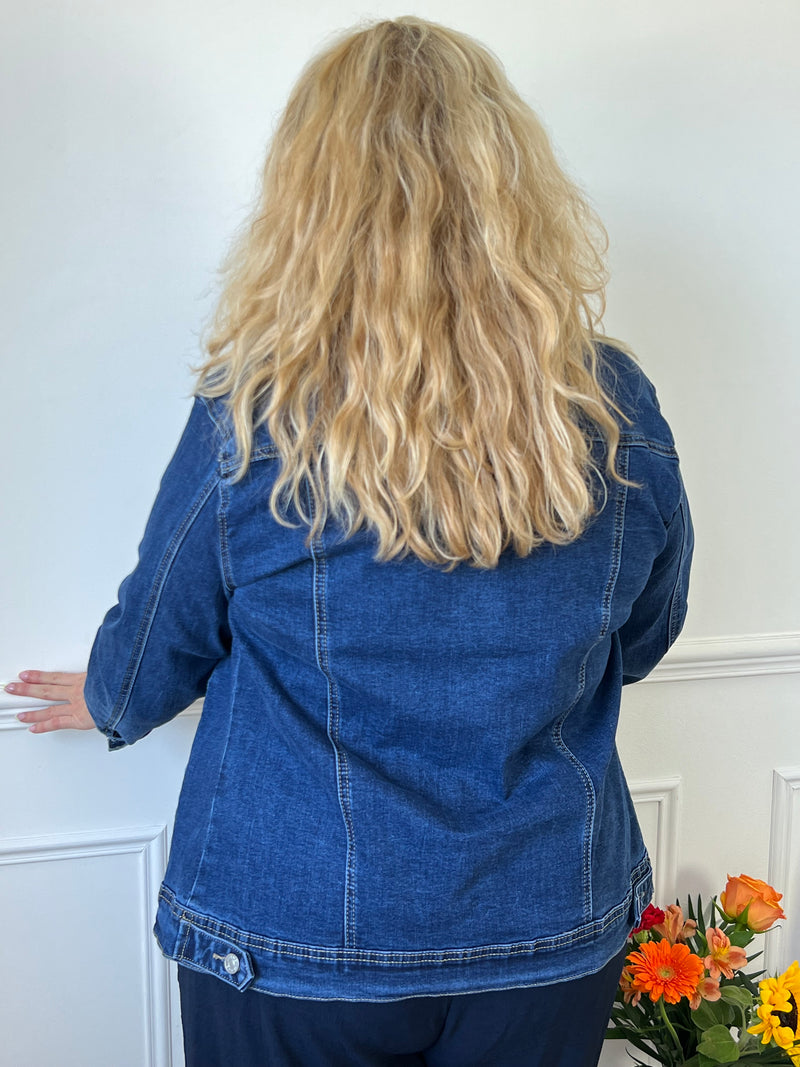 La veste Nolwen est la pièce incontournable pour votre garde-robe ! Sa coupe en jean et sa couleur bleue apportent une touche décontractée et tendance. Avec ses manches longues et ses boutons sur la longueur et aux poignets, elle vous offre un confort optimal.