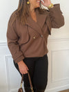 Veste grande taille Athenais, coupe courte et droite avec manches longues et col à revers. Doublée pour plus de confort, sans poches. Fermeture par boutons. Élégante en marron, elle allie simplicité et fonctionnalité.