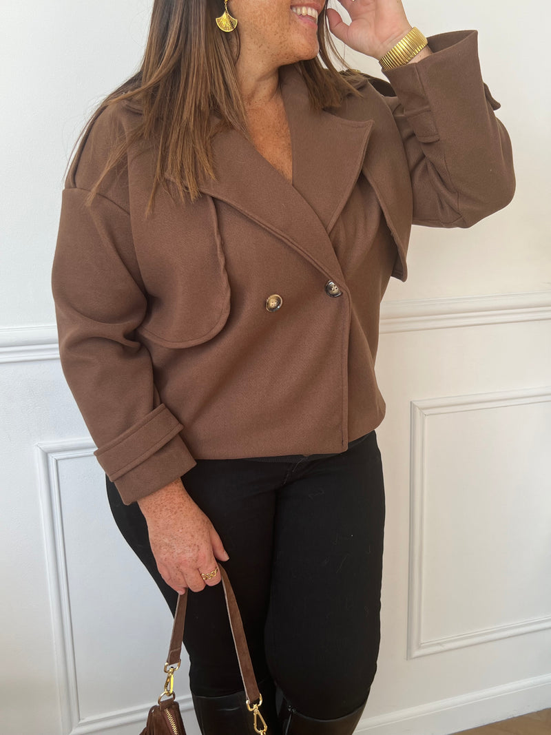Veste grande taille Athenais, coupe courte et droite avec manches longues et col à revers. Doublée pour plus de confort, sans poches. Fermeture par boutons. Élégante en marron, elle allie simplicité et fonctionnalité.