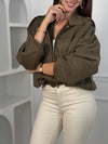 Cette veste courte style bombers se décline dans une teinte kaki chaleureuse et tendance. Avec sa coupe moderne et son esprit casual-chic, elle apporte une touche de caractère à toutes vos tenues. Légère et polyvalente, elle se porte aussi bien au quotidien que pour compléter un look plus travaillé.
