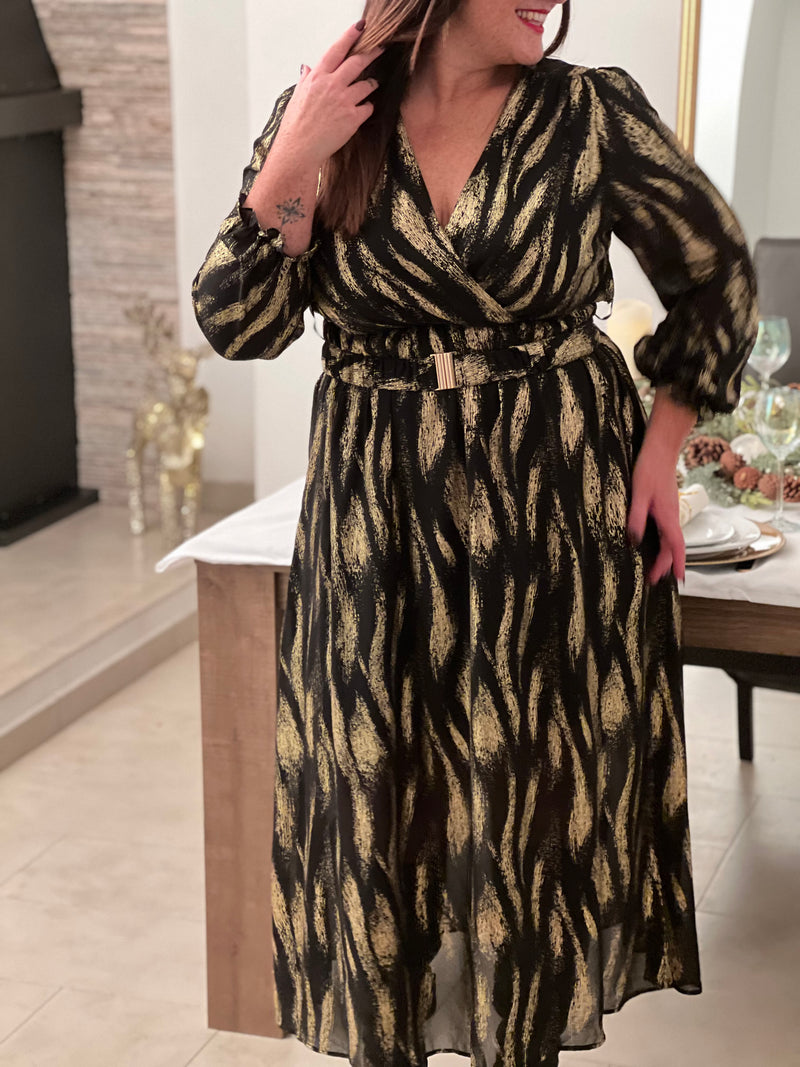 Robe festive Laina, l'allure sophistiquée pour vos soirées. Cette création élégante allie le noir profond et les touches dorées pour une présence rayonnante. Le col cache-cœur flatteuse épouse votre silhouette tandis que la taille élastique offre un confort optimal.