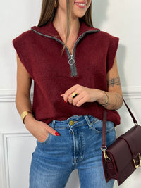 Ce pull sans manches rouge est un essentiel chic et moderne pour affronter la saison ! Doté d'un col roulé avec une fermeture éclair, il permet un style modulable et s’adapte facilement aux différentes températures. Sa coupe sans manches est idéale pour jouer les superpositions : portez-le sur une chemise ou un haut ajusté pour un look sophistiqué et confortable.