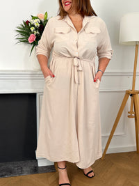 Une superbe robe longue beige en grande taille, élégante et intemporelle, met en valeur la silhouette avec sa coupe flatteuse. Les détails raffinés et la fluidité du tissu ajoutent une touche de sophistication, créant ainsi une tenue parfaite pour des occasions spéciales. Un choix chic et confortable pour briller avec style.