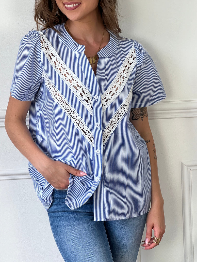 Cette chemise à rayures bleues et blanches pour femmes est parfaite. Avec ses manches courtes et sa broderie délicate, elle vous apportera confort et élégance. Boutonnée sur le devant et aux poignets pour un ajustement personnalisé. Fabriquée à partir de 100% coton pour une sensation de douceur et de fraîcheur.