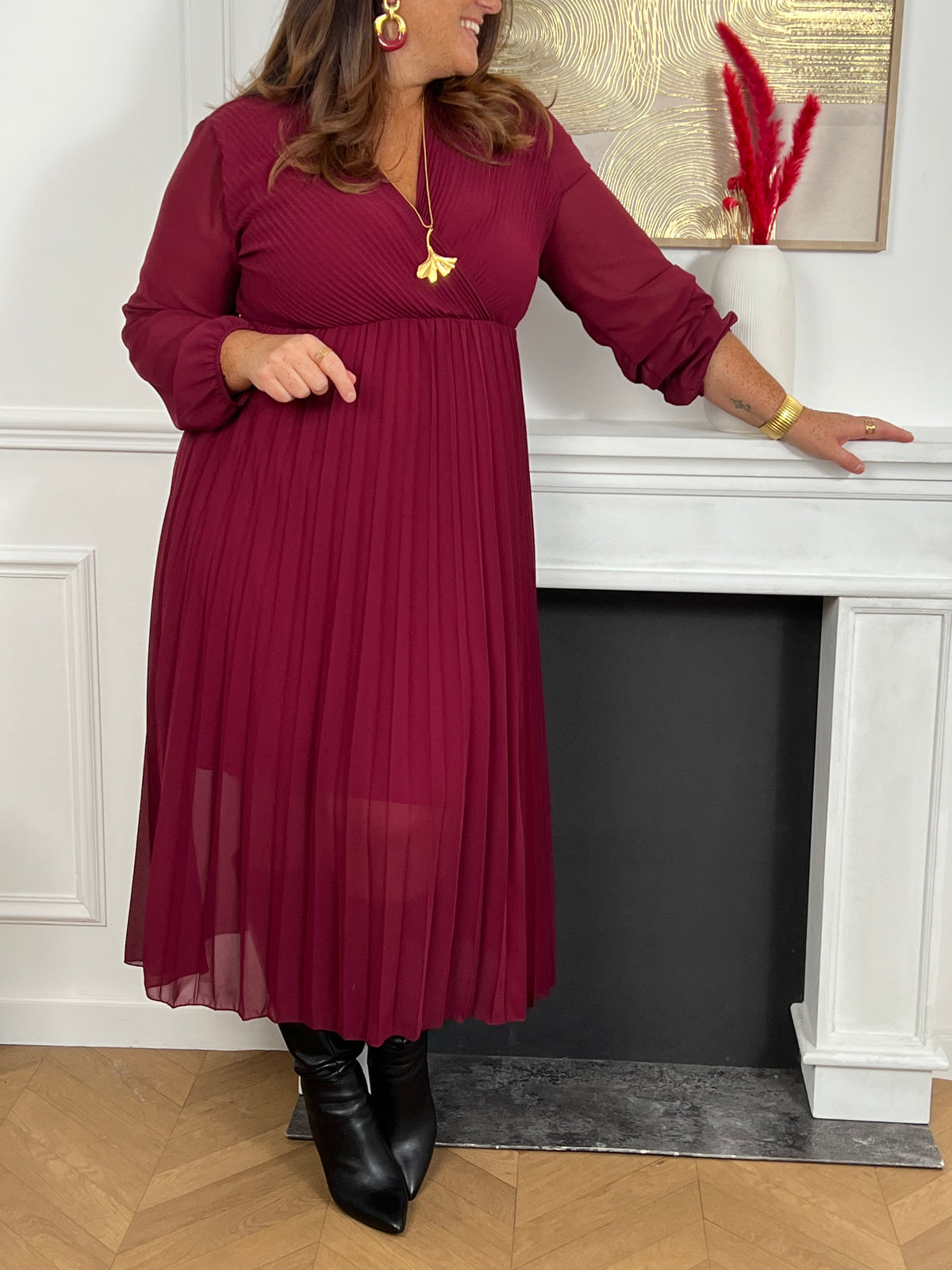Sa coupe longue et ses manches longues en font une pièce intemporelle, parfaite pour toutes les occasions. Son design plissé offre une touche d'élégance et flatte toutes les silhouettes. Ajoutez cette robe à votre collection pour un style distingué et polyvalent !