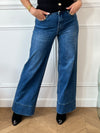 Découvrez le jean super wide leg Elvera, conçu pour allier confort et style. Avec ses deux poches à l'avant et à l'arrière, il offre praticité au quotidien. Sa fermeture à boutons et ses passants pour ceinture assurent un ajustement parfait, mettant en valeur votre silhouette tout en vous laissant libre de vos mouvements.
