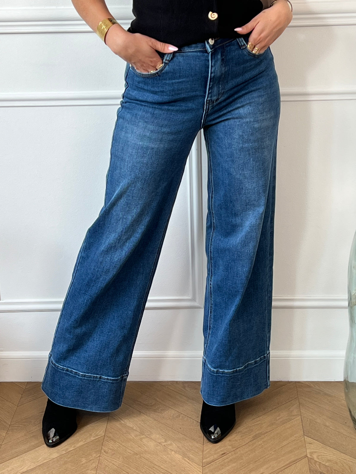 Découvrez le jean super wide leg Elvera, conçu pour allier confort et style. Avec ses deux poches à l'avant et à l'arrière, il offre praticité au quotidien. Sa fermeture à boutons et ses passants pour ceinture assurent un ajustement parfait, mettant en valeur votre silhouette tout en vous laissant libre de vos mouvements.