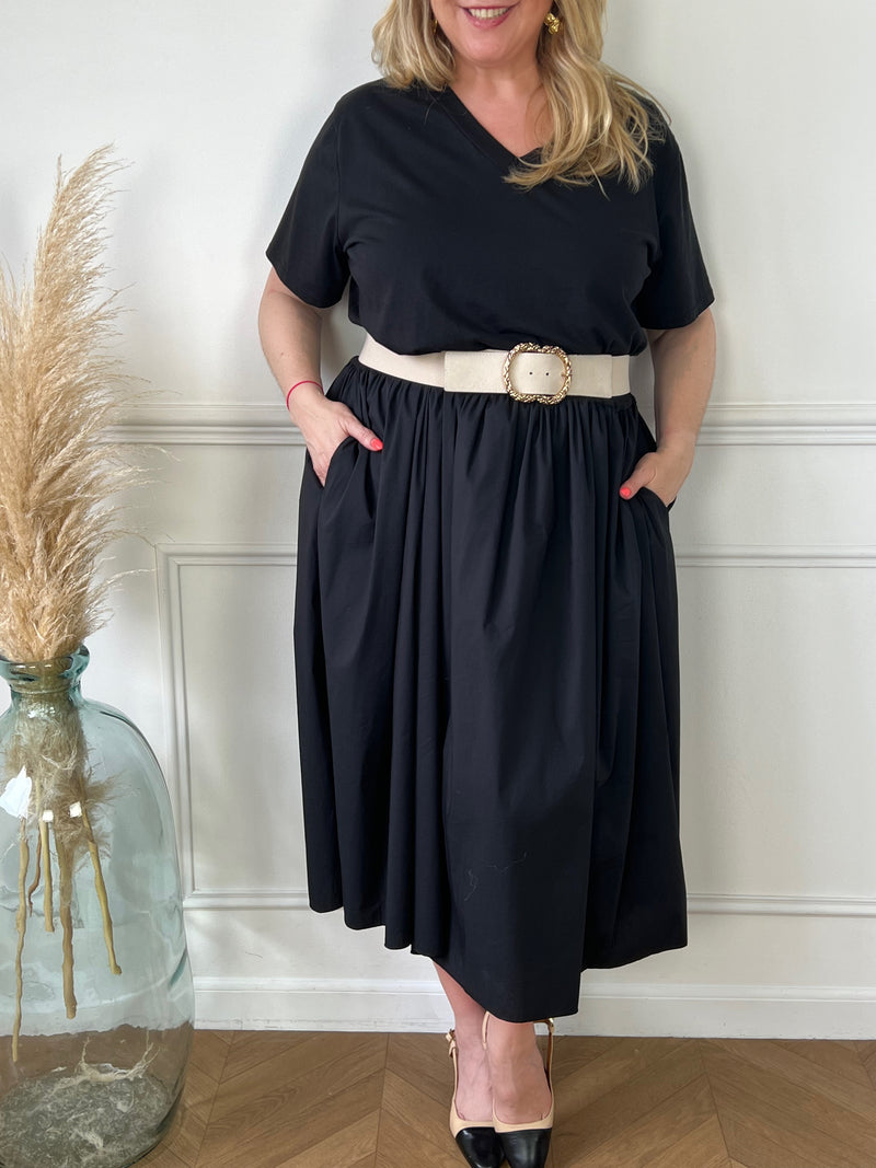 Cette robe longue noire Curve : Erena allie style et confort grâce à ses 2 matières. Parfaite pour toutes les occasions, elle vous mettra en valeur tout en vous offrant un confort optimal.