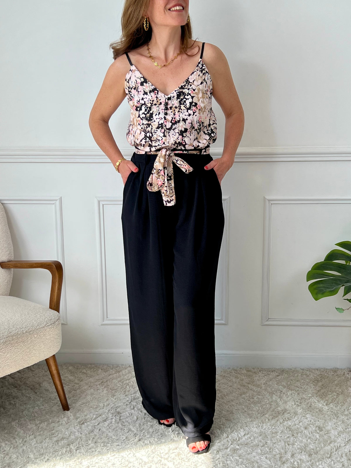 Ce pantalon noir Karoline est un essentiel pour toutes les femmes. Très confortable avec son élastique au dos et ses poches latérales à l'avant, il ajoute une touche de style avec sa ceinture amovible à motifs assortie avec le top Alena.&nbsp;