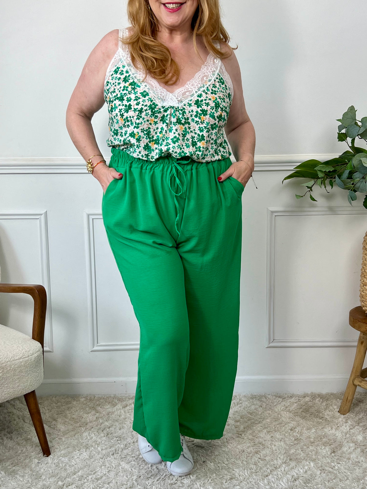 Le pantalon vert Layana, aussi ample que confortable, possède une taille élastique avec cordon pour un ajustement parfait. Avec ses 2 poches pratiques à l'avant, il est idéal pour un look décontracté et pratique.