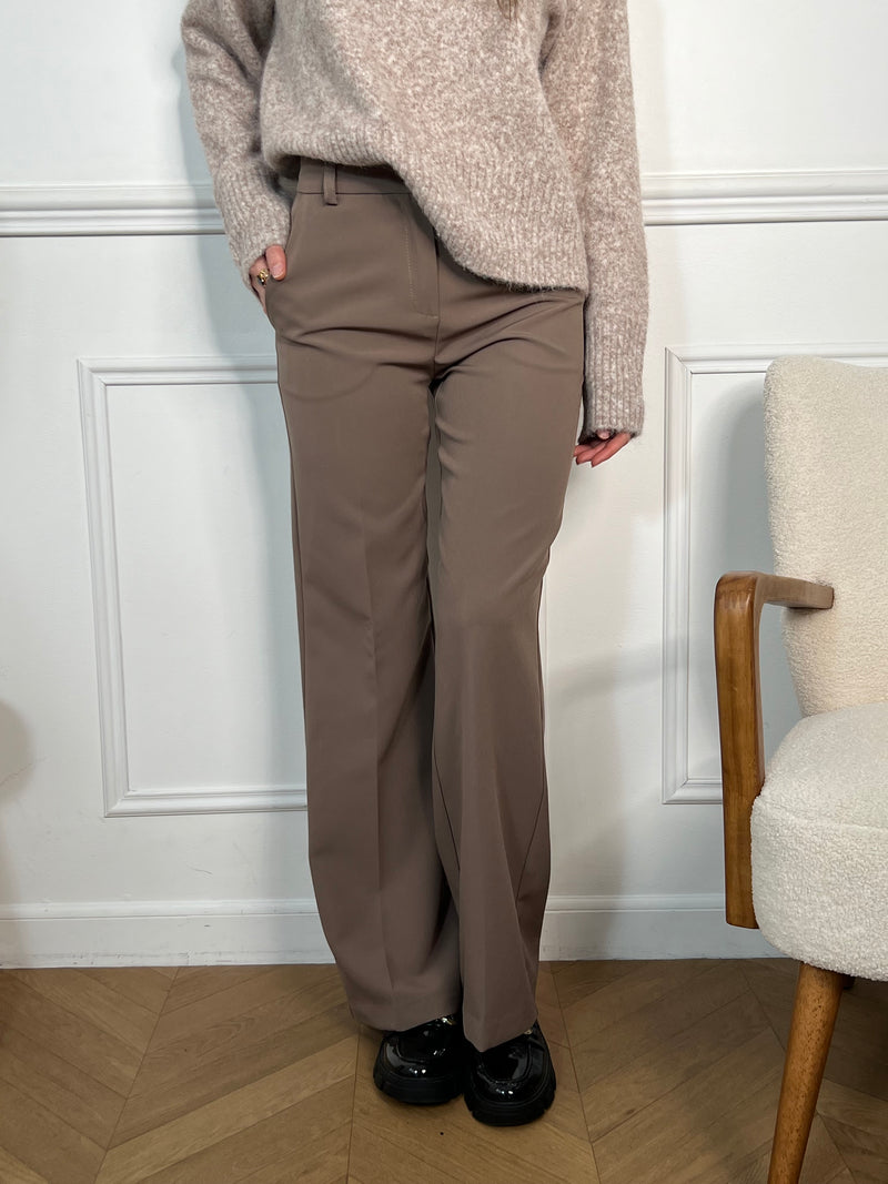 Affichez une allure sophistiquée avec notre pantalon cintré taupe. Une coupe élégante et intemporelle pour un style chic en toutes occasions.