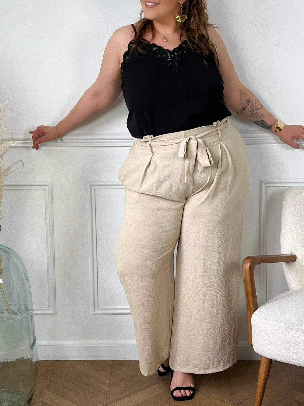 Pantalon fluide beige Alanis est un must-have pour votre garde-robe. Avec une taille haute confortable et élastique au dos, ce pantalon large vous assure un ajustement parfait. Les deux ceintures amovibles vous permettent de jongler sur différents styles.