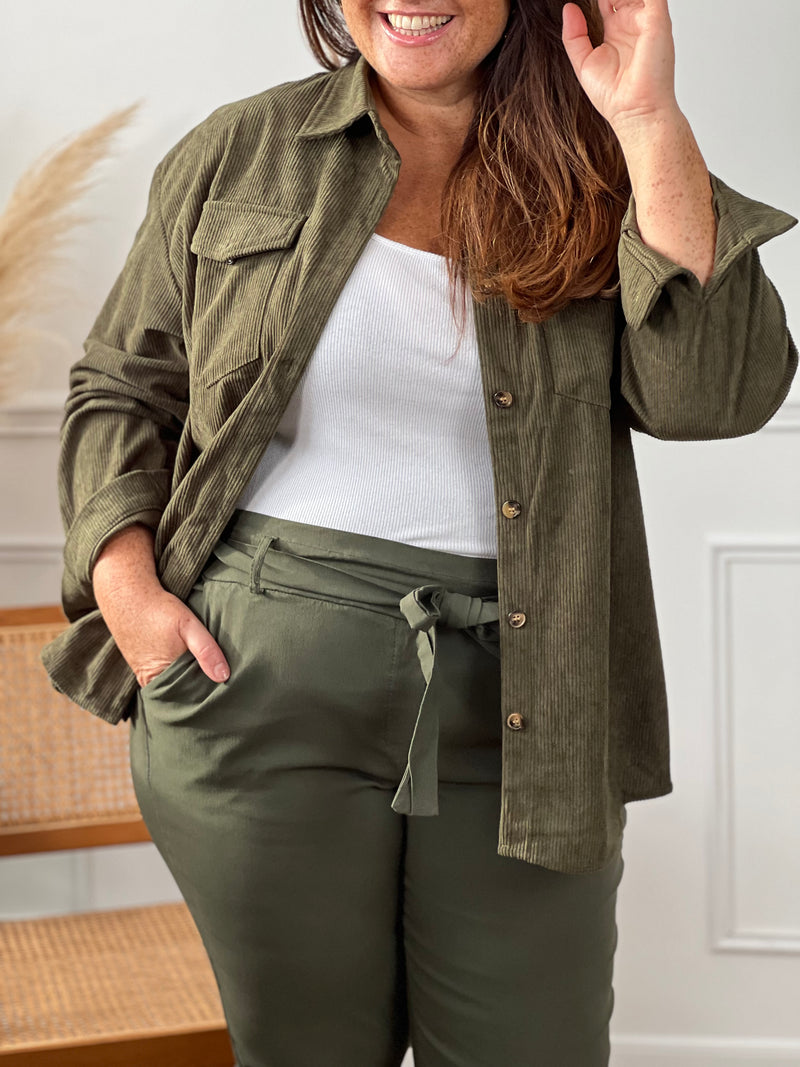 La chemise parfaite pour allier confort et style.
Son velours côtelé tout doux et sa couleur kaki passe-partout en font la pièce idéale à enfiler sans réfléchir. Décontractée mais toujours élégante, elle vous accompagne partout, sans effort.