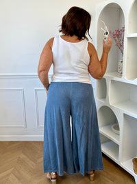 Pantalon bleu curve porté vue de dos longueur 98 cm – Loïcia