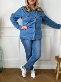 Une chemise d'un bleu effet jean incarne un style décontracté et intemporel. Grace à son effet jean, elle offre un look authentique et polyvalent, idéal pour un usage quotidien.