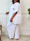 Chemise écrue en gaze de coton grande taille pour femme – Légère et confortable, cette chemise à manches courtes présente un col classique, une coupe ample et des boutons sur toute la longueur. Motif palmier kaki et poche plaquée sur le devant. En gaze de coton 100 % coton, idéale pour l’été. Couleur écrue