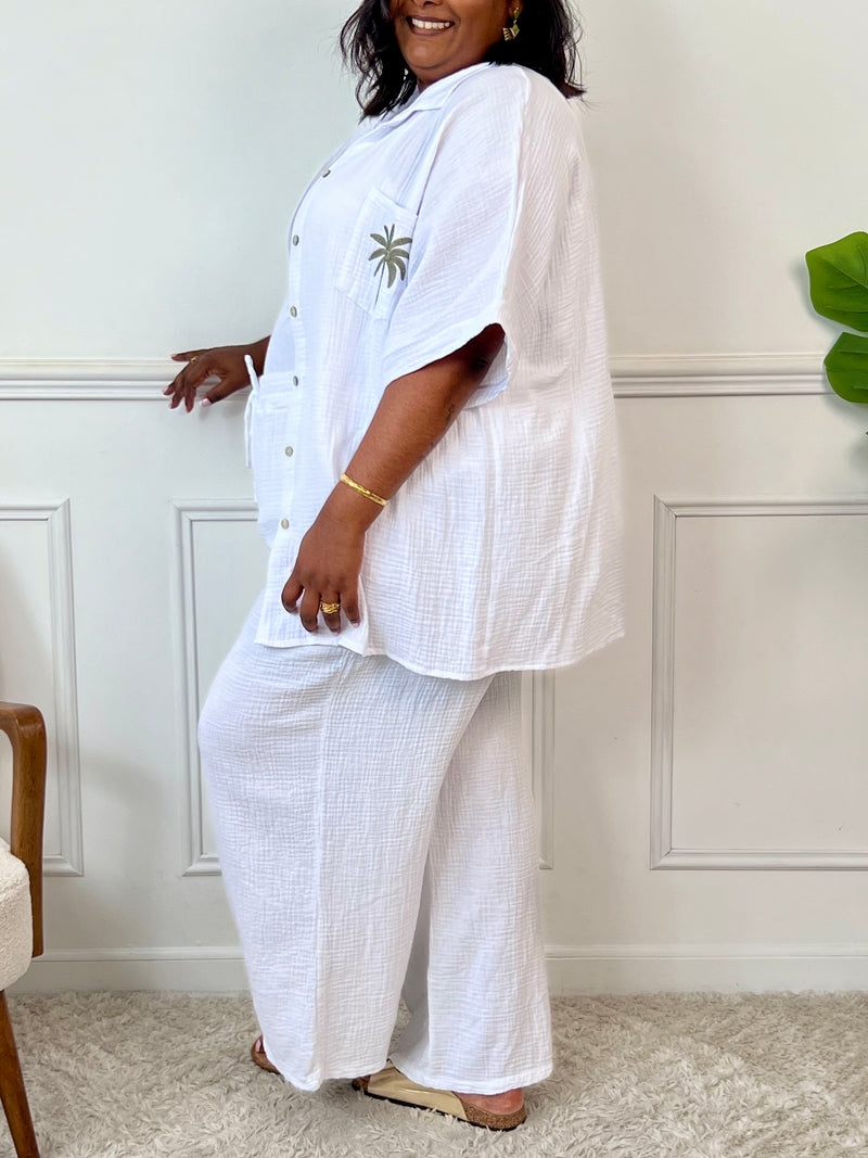 Chemise écrue en gaze de coton grande taille pour femme – Légère et confortable, cette chemise à manches courtes présente un col classique, une coupe ample et des boutons sur toute la longueur. Motif palmier kaki et poche plaquée sur le devant. En gaze de coton 100 % coton, idéale pour l’été. Couleur écrue