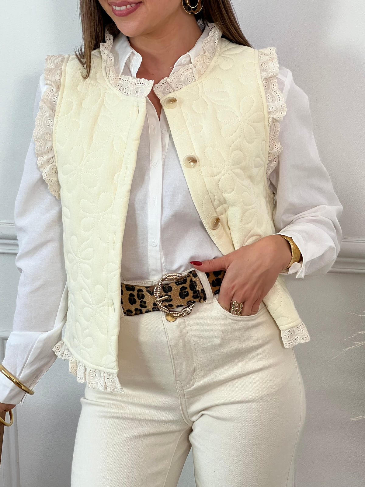 Découvrez notre veste sans manches Lizia beige avec délicats motifs de fleurs et broderie pour femmes. Parfaite pour apporter une touche élégante et printanière à vos tenues ! Boutons le long de la veste pour une fermeture pratique.&nbsp;