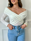 Ce body écru à manches longues est le parfait allié pour vos tenues élégantes. Avec son design unique croisé sur le devant et son accroche crochet, il vous apportera confort et style.