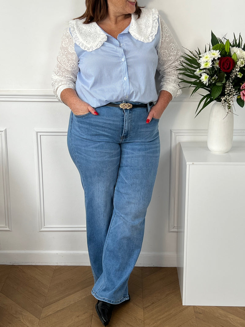 Profitez du style classique et confortable du jean évasé Curve : Mahé. Avec sa taille haute , ses deux poches pratiques et sa fermeture avec bouton, ce jean large femme offre un look tendance et décontracté.