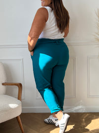Ce pantalon bleu canard grande taille, modèle Kelly, allie confort et style grâce à sa taille élastique qui s’adapte parfaitement à votre silhouette. Sa matière extensible offre une grande liberté de mouvement, tandis que la ceinture amovible ajoute une touche personnalisable à votre tenue