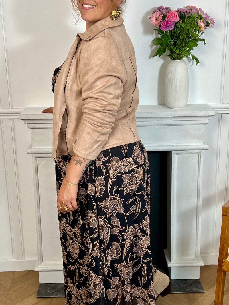 Ce perfecto beige grande taille, modèle Calista, allie élégance et confort. Ses manches longues et son col revers apportent une touche classique, tandis que la fermeture éclair et les boutons argentés ajoutent un détail raffiné.