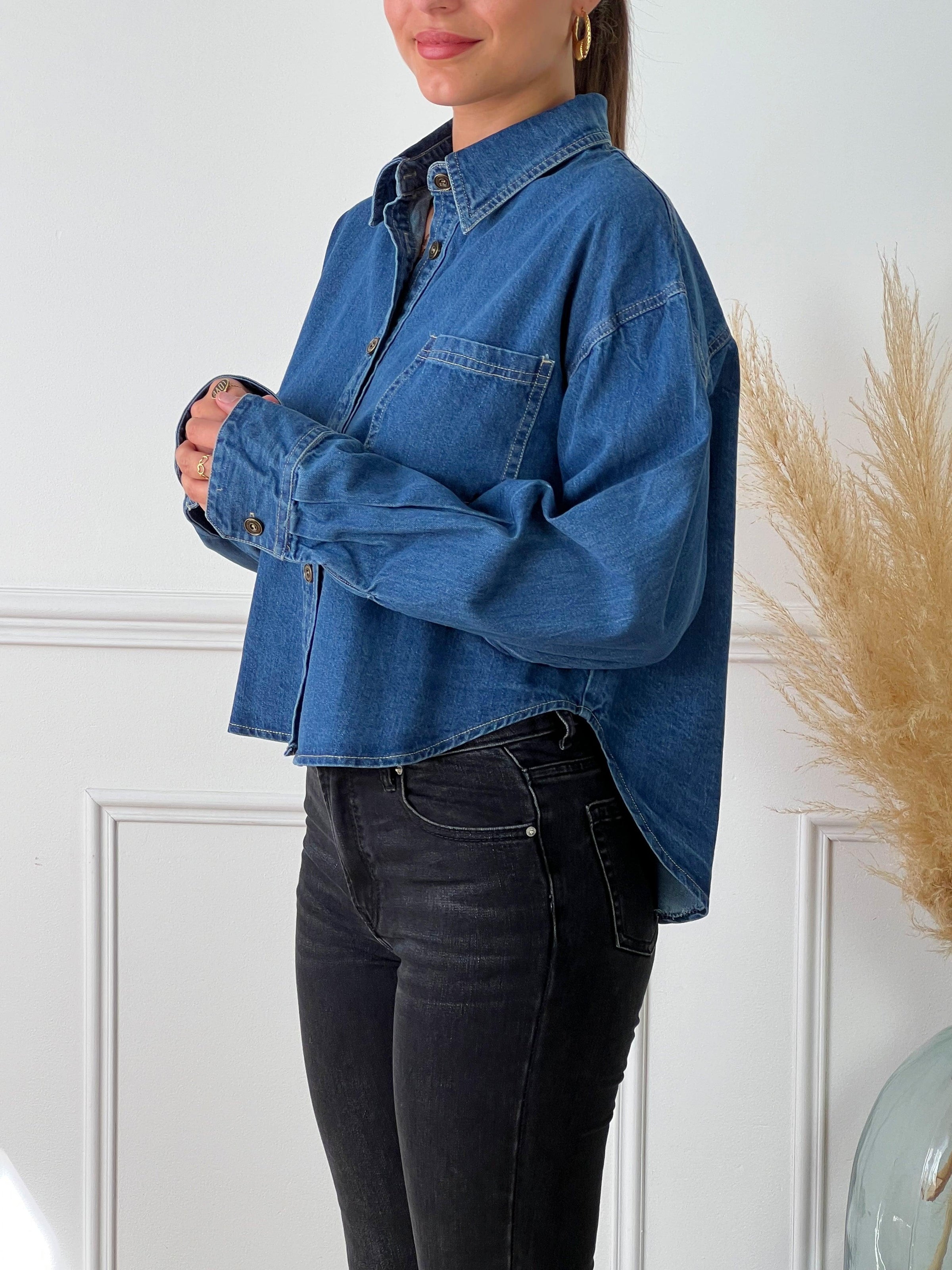 Chemise bleue en jean femme Chemise Col chemise Manches longues Boutonnée sur le devant et aux manches Poches au niveau de la poitrine à gauche Plus longue à l'arrière Couleurs : bleu jean  Composition : 100% Coton Fabriqué en R.P.C