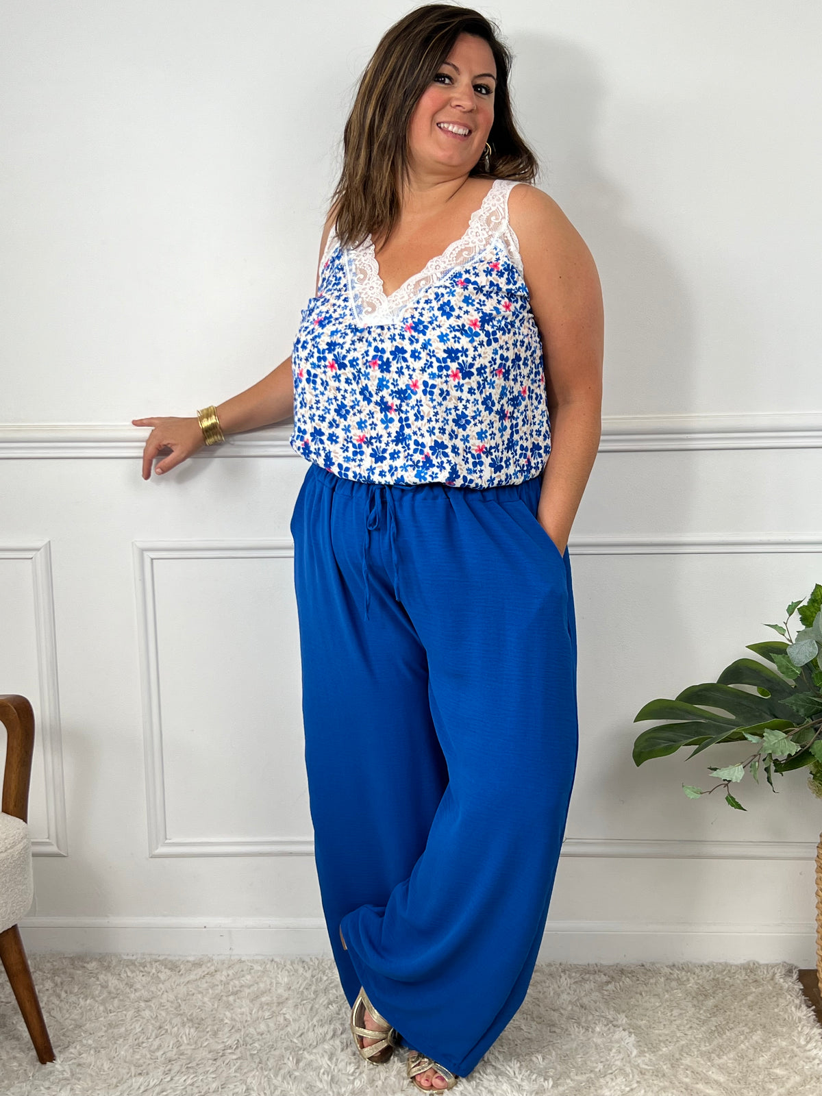 Le pantalon bleu roi Layana, aussi ample que confortable, possède une taille élastique avec cordon pour un ajustement parfait. Avec ses 2 poches pratiques à l'avant, il est idéal pour un look décontracté et pratique.
