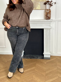 Chaleureux et confortable, ce pull épais en maille marron clair séduit par sa coupe ample et son toucher d’une douceur irrésistible. Facile à porter, il allie style décontracté et cocooning, idéal pour traverser la saison avec élégance et confort.