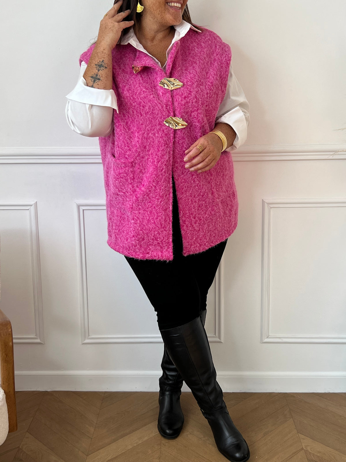 Cette veste sans manches grande taille Damia allie confort et élégance grâce à sa coupe adaptée et son coloris rose délicat. Ses broches dorées amovibles offrent la possibilité de personnaliser votre style selon vos envies.